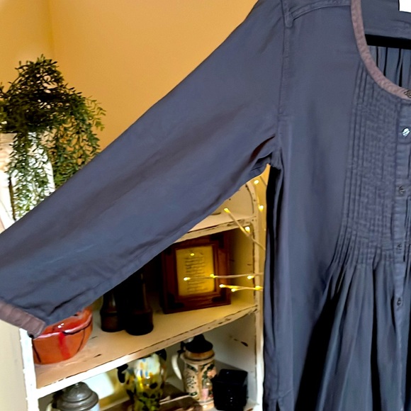 Poetry 8 100% cotton Charcoal gray tunic w/brown trim. Pleated front,side slits. - Picture 5 of 6